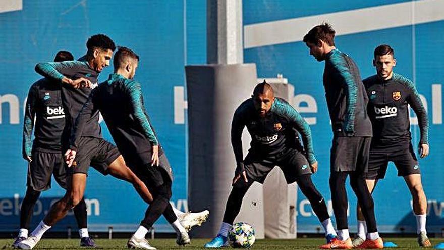 Arturo Vidal, Todibo i Carles Pérez, ahir durant l&#039;entrenament del Barça abans de sortir cap a Milà.