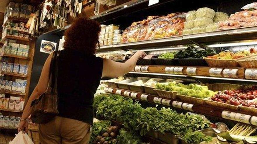 Una mujer realiza la compra en un supermercado.