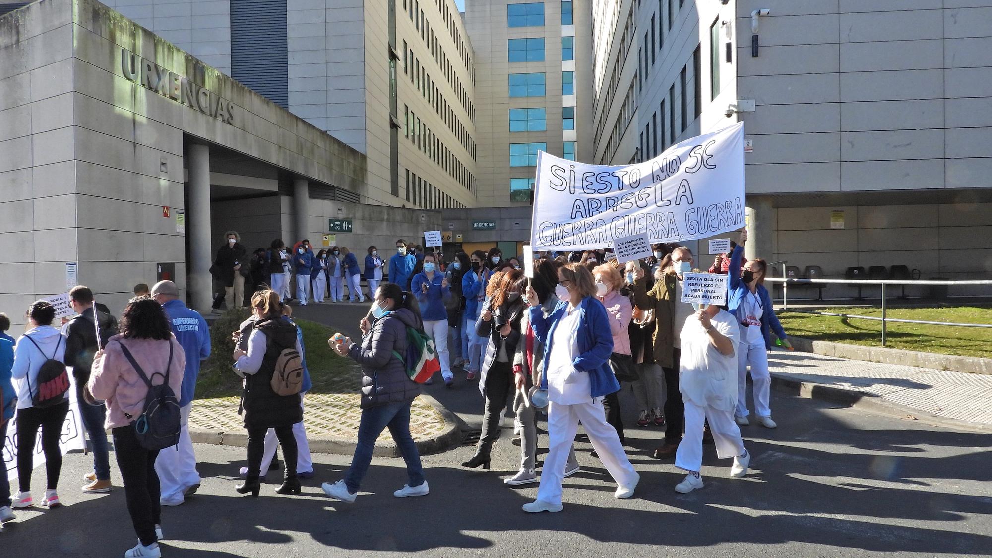 Protesta, hace unos meses, a las puertas del servicio de Urgencias de Ourense.