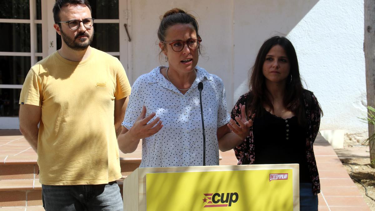 Mireia Vehí, Albert Botran i Maria Sirvent, durant l'atenció als mitjans posterior al consell polític celebrat a Sant Pere de Ribes. | ÀLEX RECOLONS