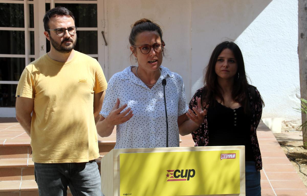 Mireia Vehí, Albert Botran i Maria Sirvent, durant l'atenció als mitjans posterior al consell polític celebrat a Sant Pere de Ribes. | ÀLEX RECOLONS