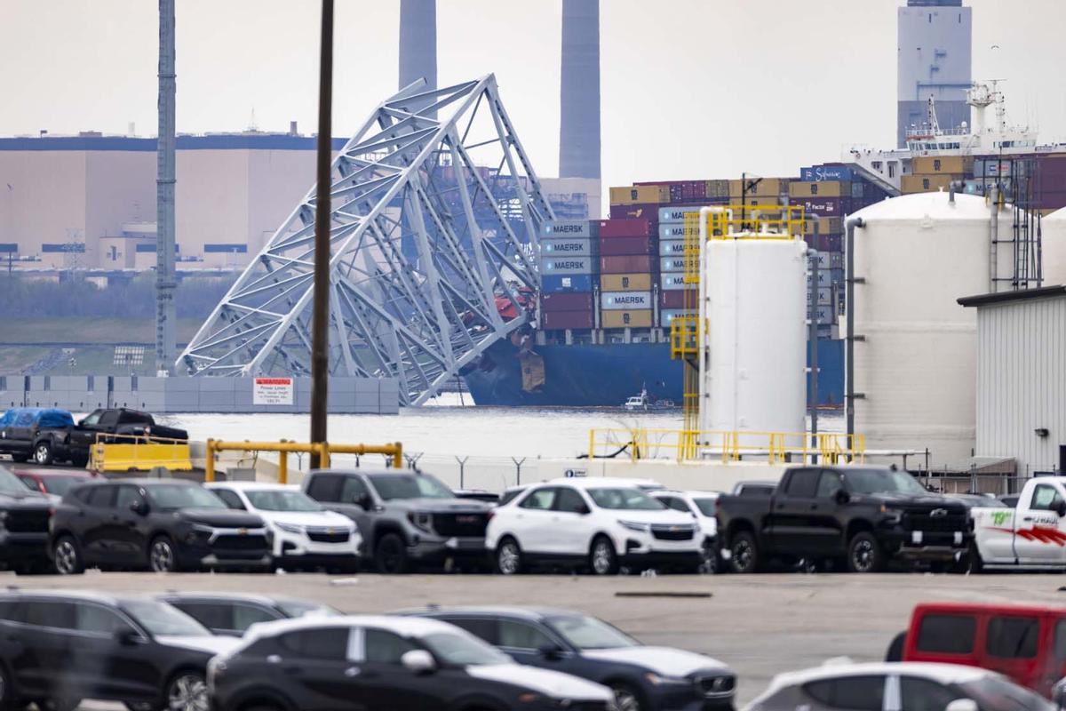 Equipos especializados de demolición empiezan cortando la parte superior del lado norte del puente Francis Scott Key.