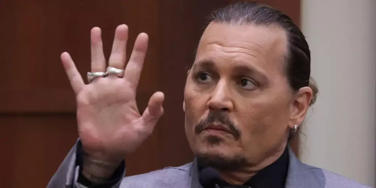 El dedo reconstruido de Johnny Depp