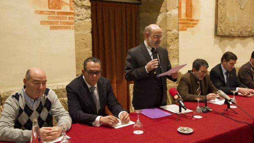 Galván preside el acto junto al fotógrafo Juanjo (izquierda), el alcalde (derecha) y miembros de la junta directiva.