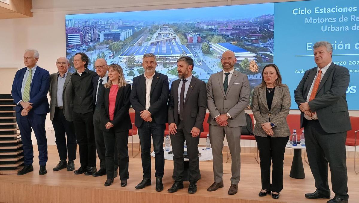 De izquierda a derecha, Juan Carlos Monge, director de proyectos de Infraestructuras de Adif; Gregorio López, director técnico de transportes de Esteyco; Fermín Vázquez, director de b720 Arquitectos; Juan José Tielve, exconsejero de Fomento del Principado de Asturias; Elena González, directora general de Viajeros y Desarrollo de Negocio de Adif; Alejandro Calvo, consejero de Movilidad y Medio Ambiente del Principado de Asturias;Juan Antonio González, coordinador del grupo de Ferrocarriles de la Demarcación de Asturias del Colegio de Ingenieros de Caminos, Canales y Puertos; Jesús Martínez Salvador, concejal de Urbanismo del Ayuntamiento de Gijón; María Calvo, presidenta de la Federación Asturiana de Empresarios, y Vidal Gago, director gerente de la Empresa Municipal de Aguas de Gijón y decano de la Demarcación de Asturias del Colegio de Ingenieros de Caminos, Canales y Puertos.