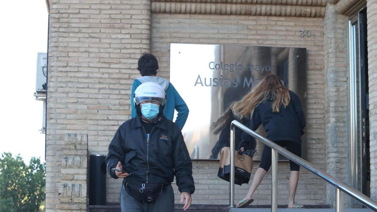 Alboroto, fotos desde las ventanas y un ‘rider’ asustado en la residencia Ausiàs March