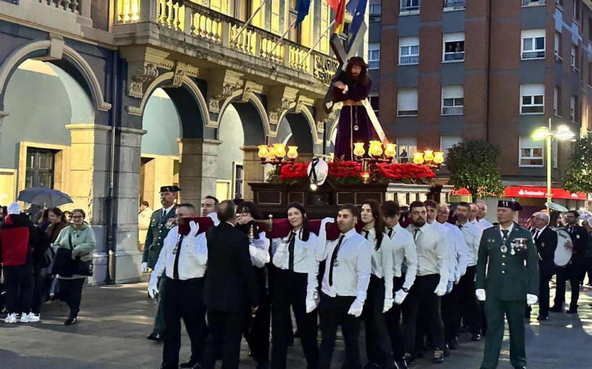 El Nazareno, a su paso por delante del ayuntamiento de Laviana.