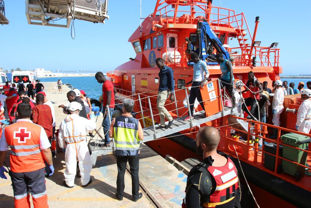 Trasladan a Málaga a casi 100 inmigrantes rescatados en dos pateras