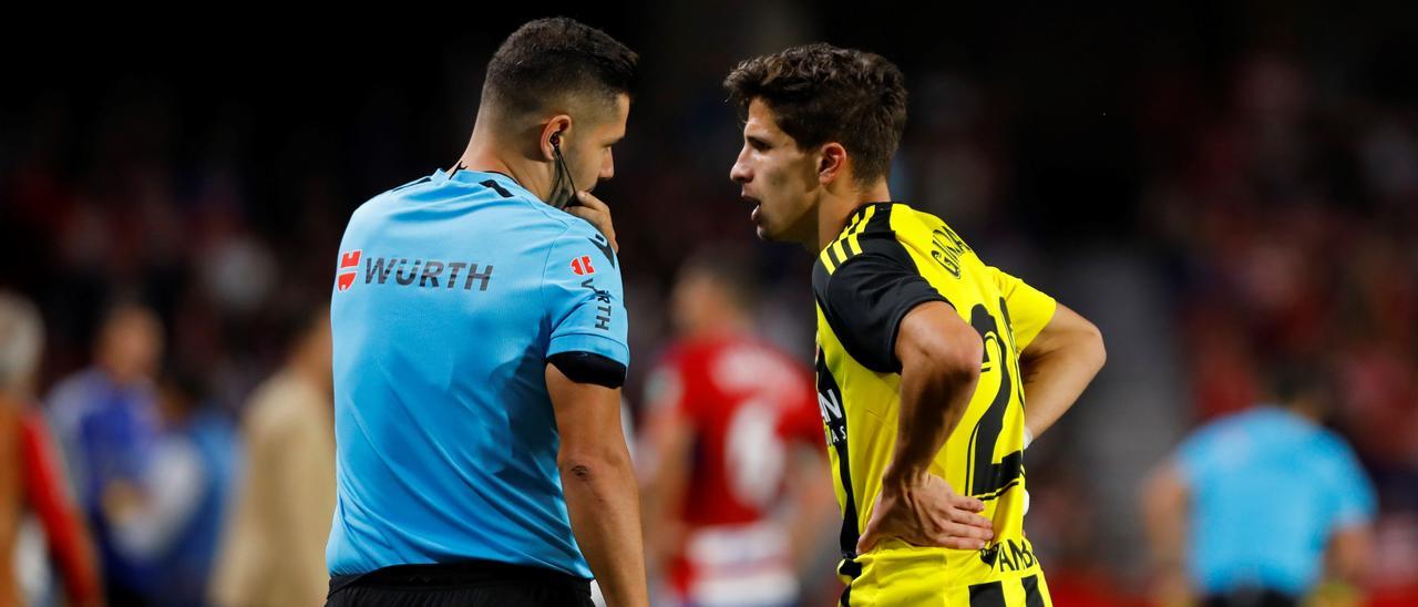 Giuliano Simoene dialoga con el asistente de González Francés tras el gol anulado.