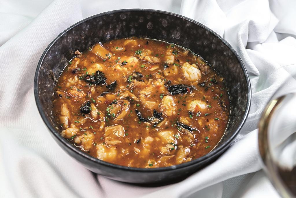 Cllos de bacalao con trompetas y gambas del Restaurante Blanco.