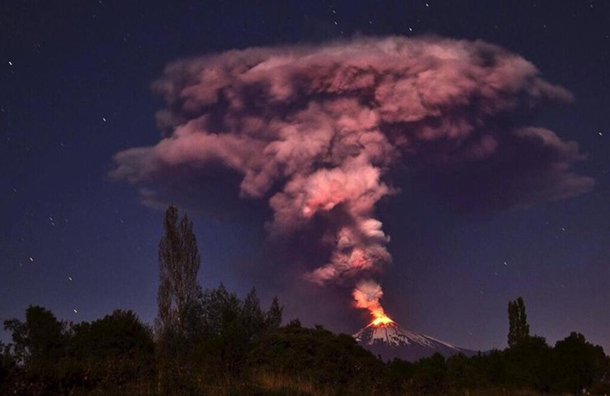 Erupción del volcán Villarrica, hoy 3 de marzo de 2015, en Villarrica, a unos 750 kilómetros al sur de Santiago de Chile. Unas 4000 personas han sido evacuadas debido al riesgo de aluviones generados por el derretimiento de la nieve en la cima del volcán