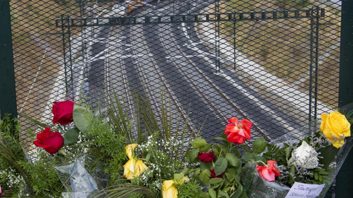 Homenaje a las víctimas junto al lugar del accidente. AP