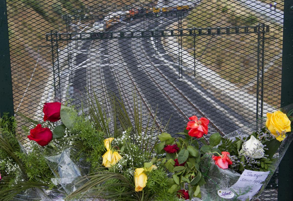 Flors per a les víctimes al lloc de l’accident. AP Flors per a les víctimes al lloc de l’accident. AP