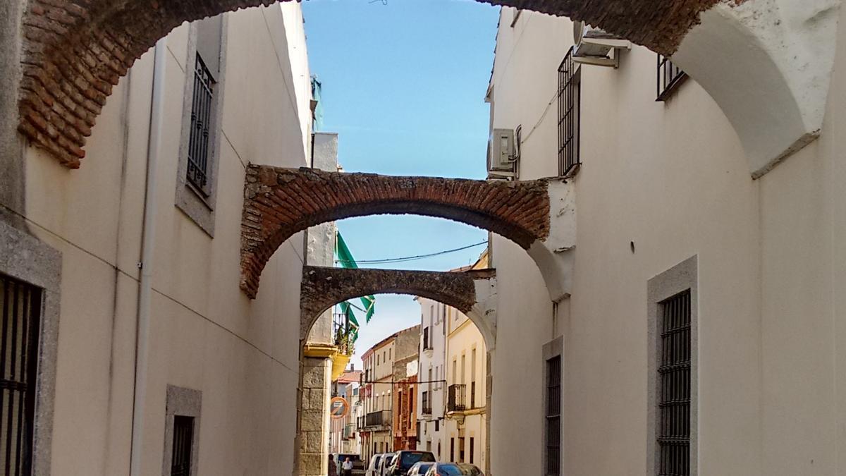 Viviendas en una calle de Casar de Cáceres, uno de los municipios que participarán en el programa piloto Rehabilita.