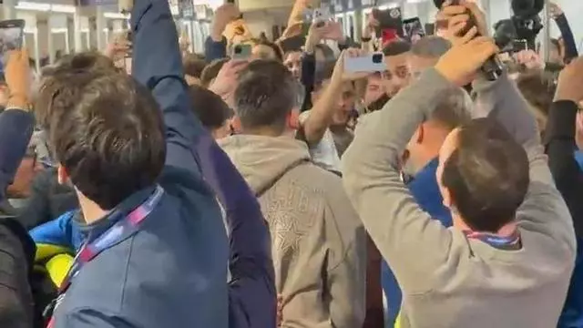 ¡Locura! ¡Los jugadores del Barça saltan con Laporta tras votar!