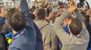 Estallido de locura de los jugadores del Barça con Laporta delante de las urnas