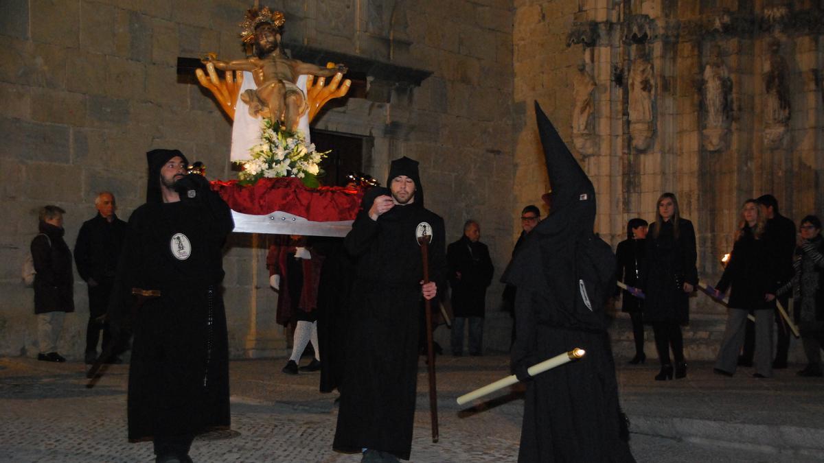 La imagen del Cristo Crucificado procesionará por las calles de la localidad.