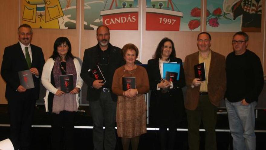 Por la izquierda, Alain Fernández, director del Teatro Prendes; Amelia Fernández, concejala de Cultura; José Neira, autor; Carmen Campo, Fueyo, Oliva y José Ramón López, presidente de Feteas.