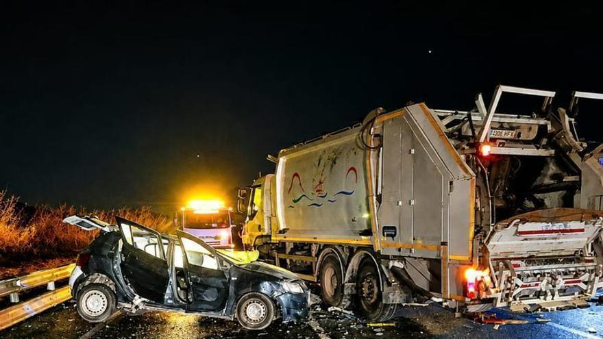 Un coche queda destrozado tras chocar contra un camión de basura en la carretera de Sant Josep