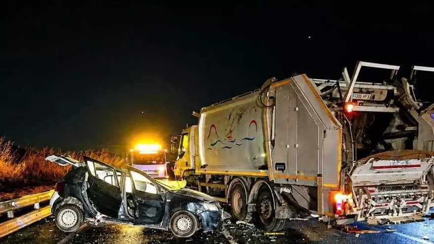 Un coche queda destrozado tras chocar contra un camión de basura en la carretera de Sant Josep