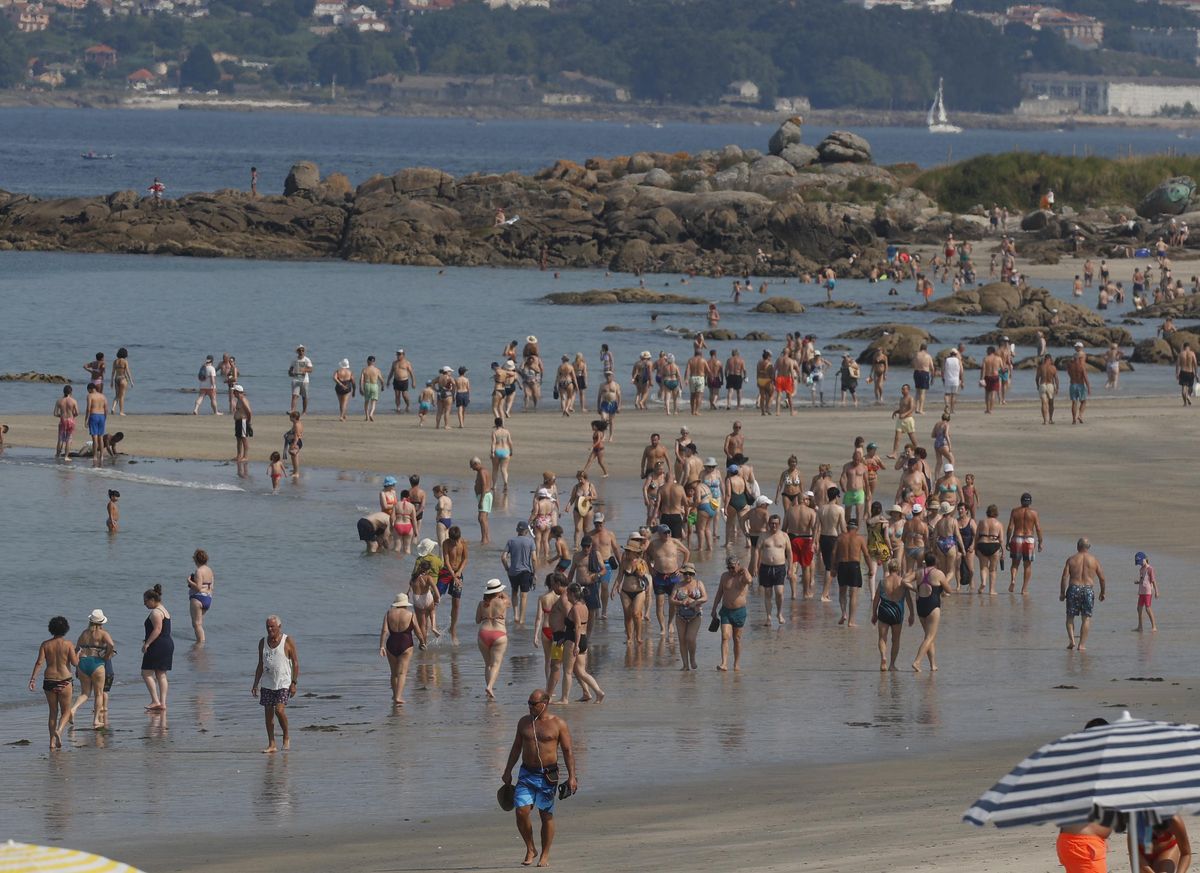 La playa de Samil, ayer.