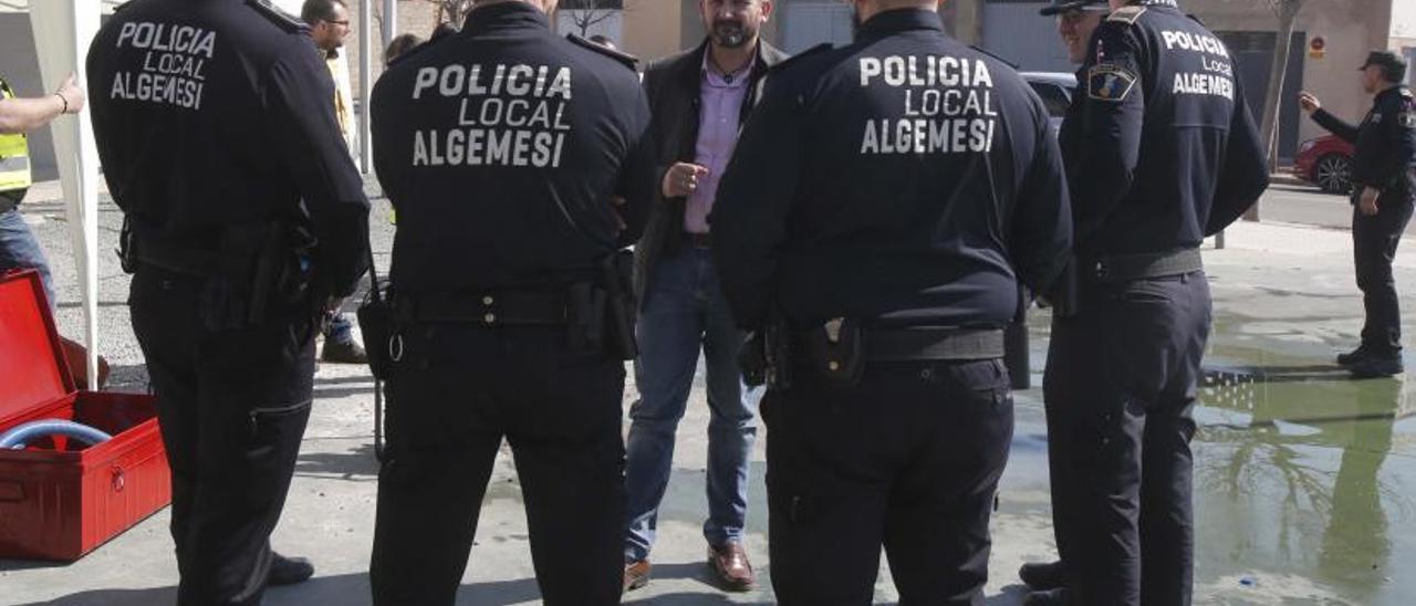Agentes de la Policía Local de Algemesí. | LEVANTE-EMV
