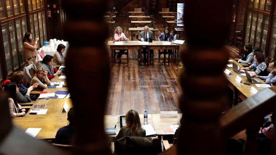 Un momento del encuentro de la Asociación de Oficinas de Congresos de las Universidades y Fundaciones Universitarias presidido por el Rector, ayer, en la Biblioteca del edificio histórico de la Universidad.