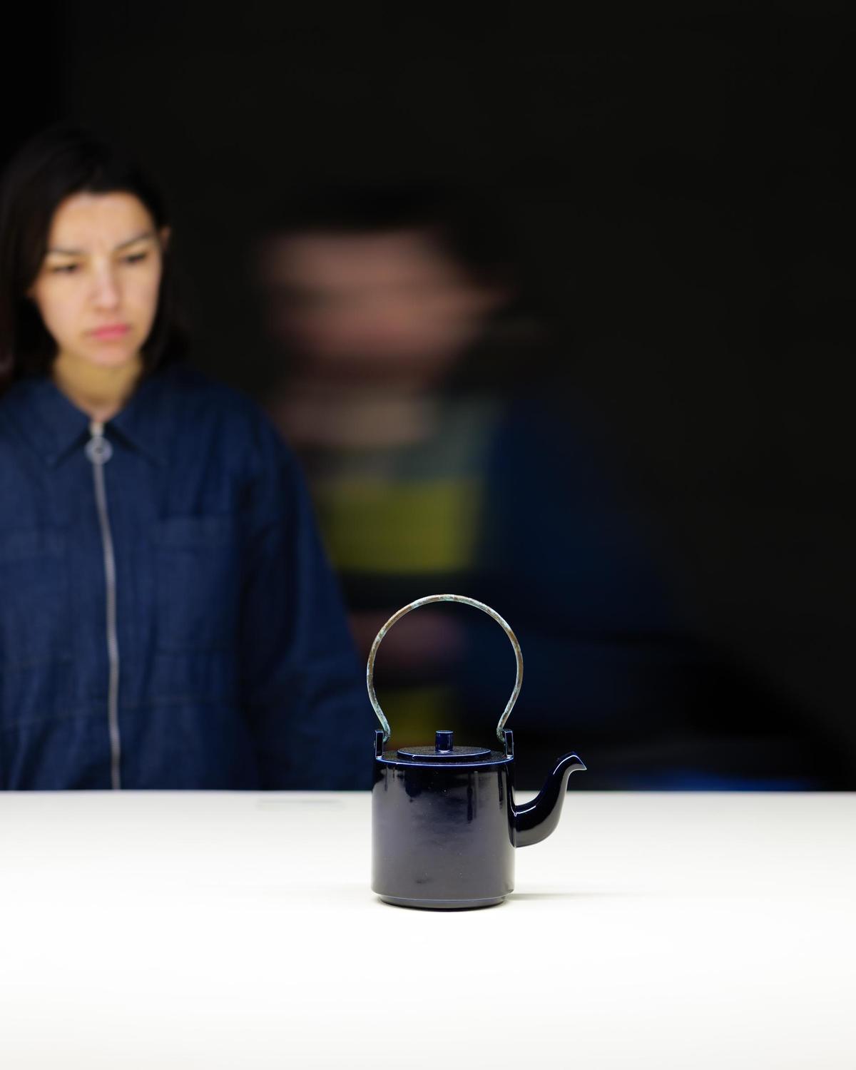 El modelo definitivo de tetera codiseñado por David Chipperfield y Paula Ojea en la muesta de Milán.