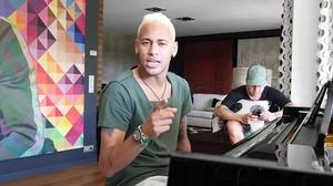 Neymar canta: Yo necesito.