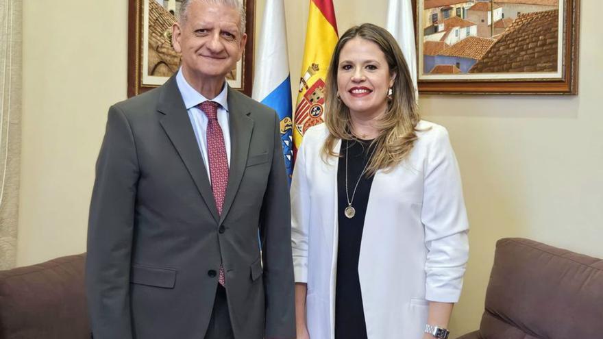 El alcalde, Francisco Linares, y la pregonera, Graciela Pérez-Valencia.