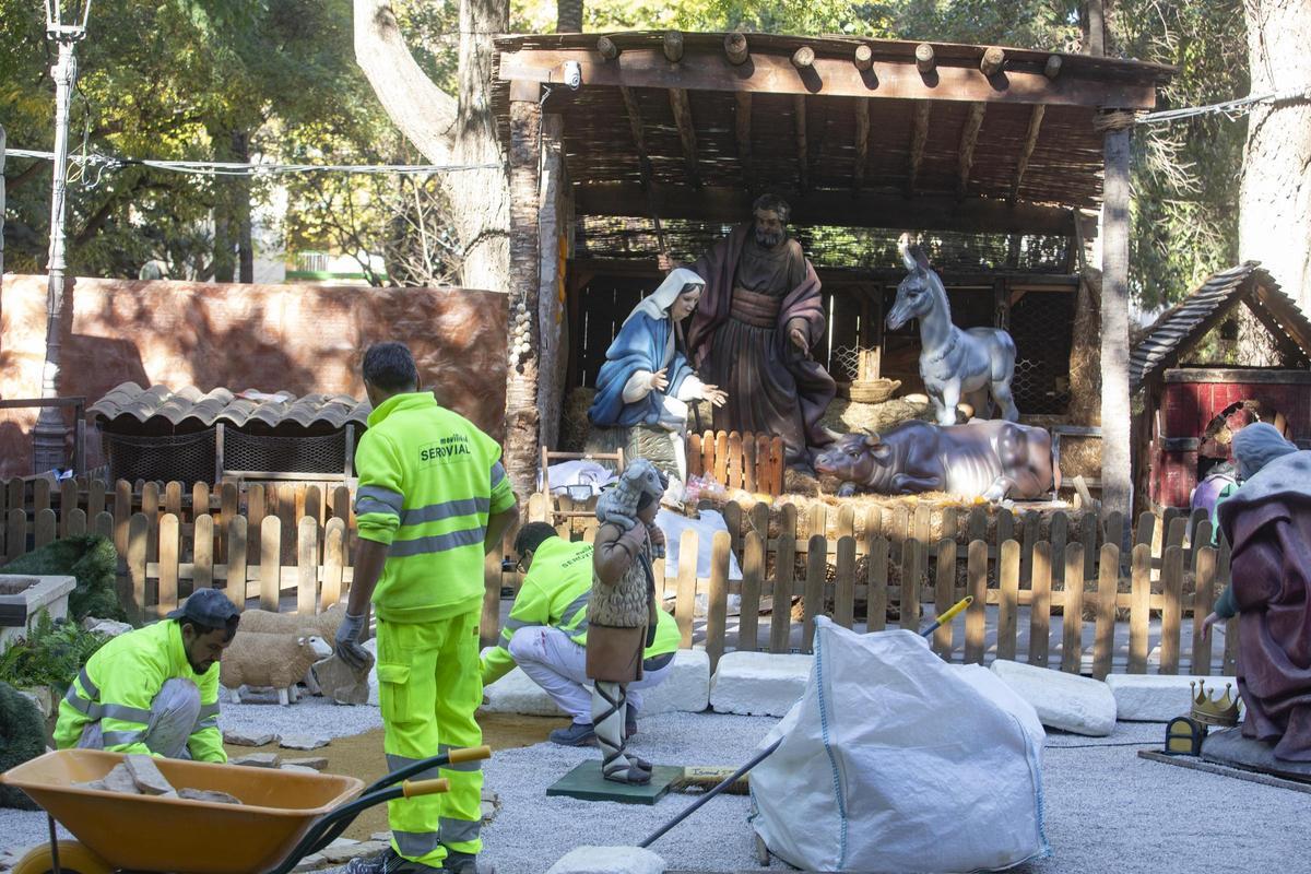 Trabajos de montaje del belén monumental de Xàtiva, este viernes.