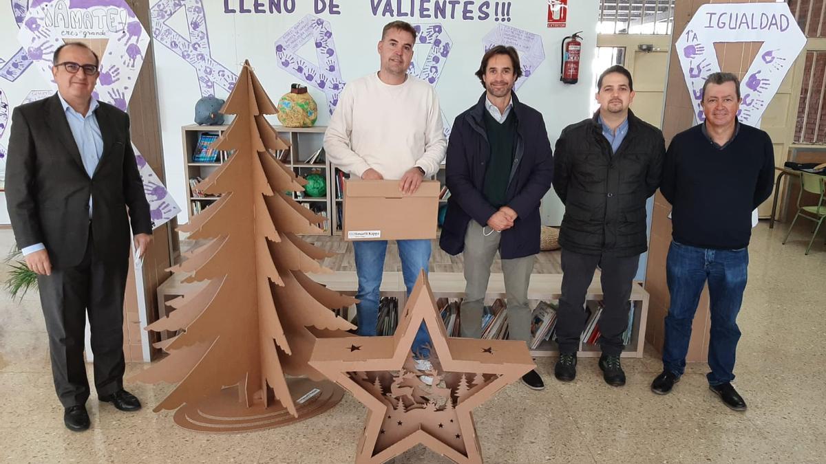 Un momento del acto previo a la entrega de los árboles