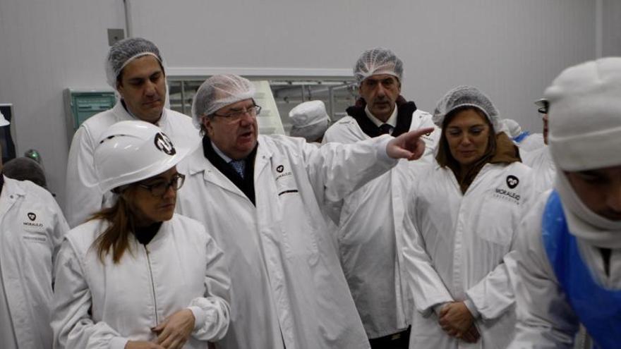 Juan Vicente Herrera observa junto a la presidenta de la Diputación, Mayte Martín, el proceso productivo en la industria cárnica Moralejo Selección, en Coreses.