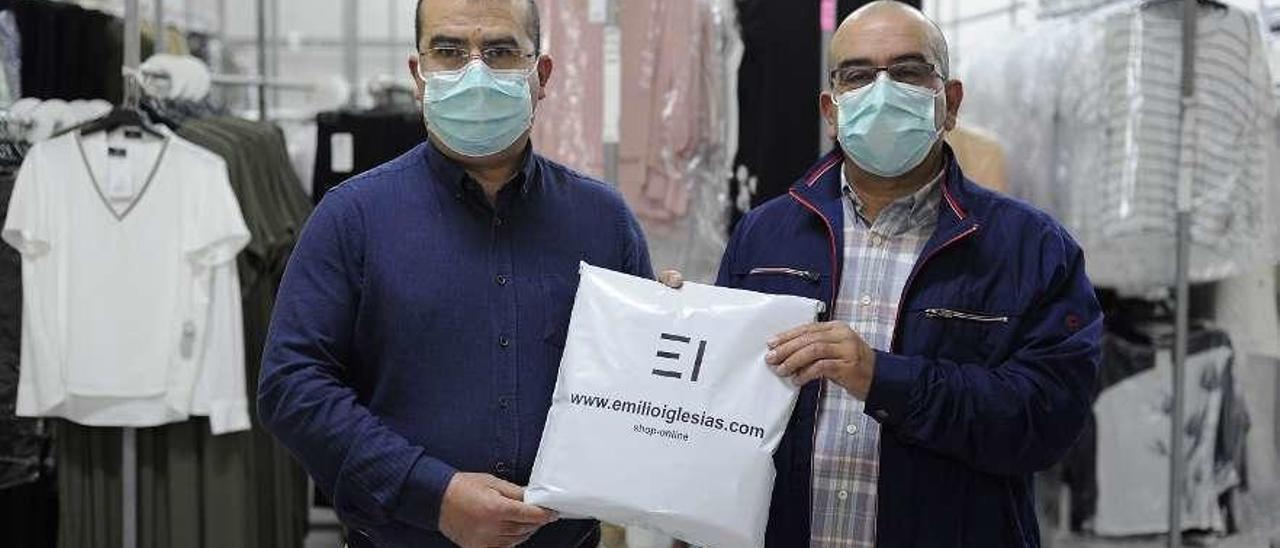 Los hermanos Iglesias, ayer, en el almacén central de la firma en Vila de Cruces. // Bernabé / Javier Lalín