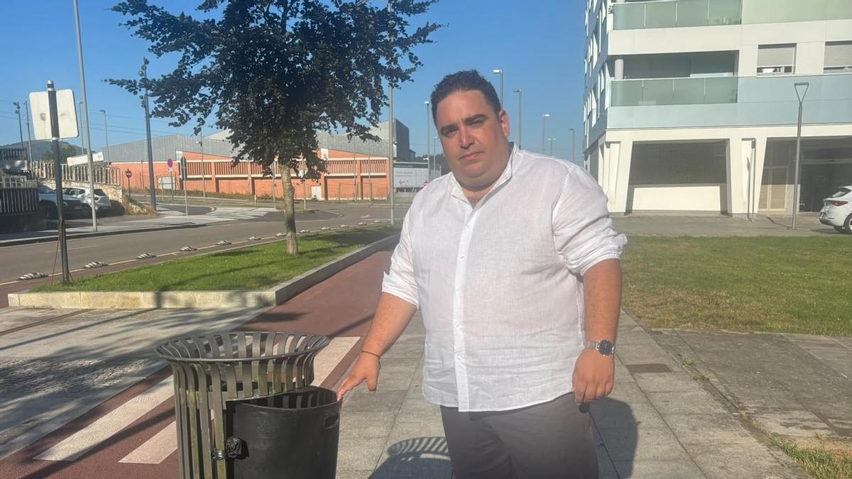 Javier Mateus, con una papelera deteriorada.
