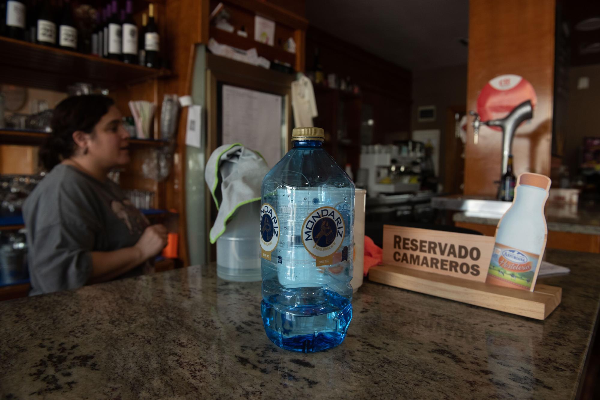 Betanzos fleta cisternas y reparte garrafas ante las restricciones de agua por la gastroenteritis