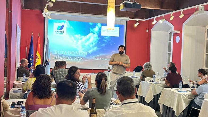 Medio centenar de personas asistieron a las «Catas con la Ruta» Rías Baixas