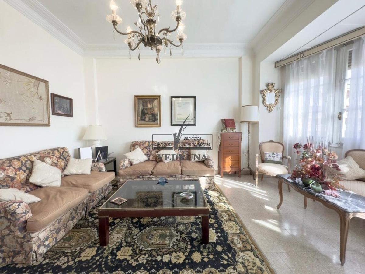 El salón del piso a la venta en la plaza de los Sitios