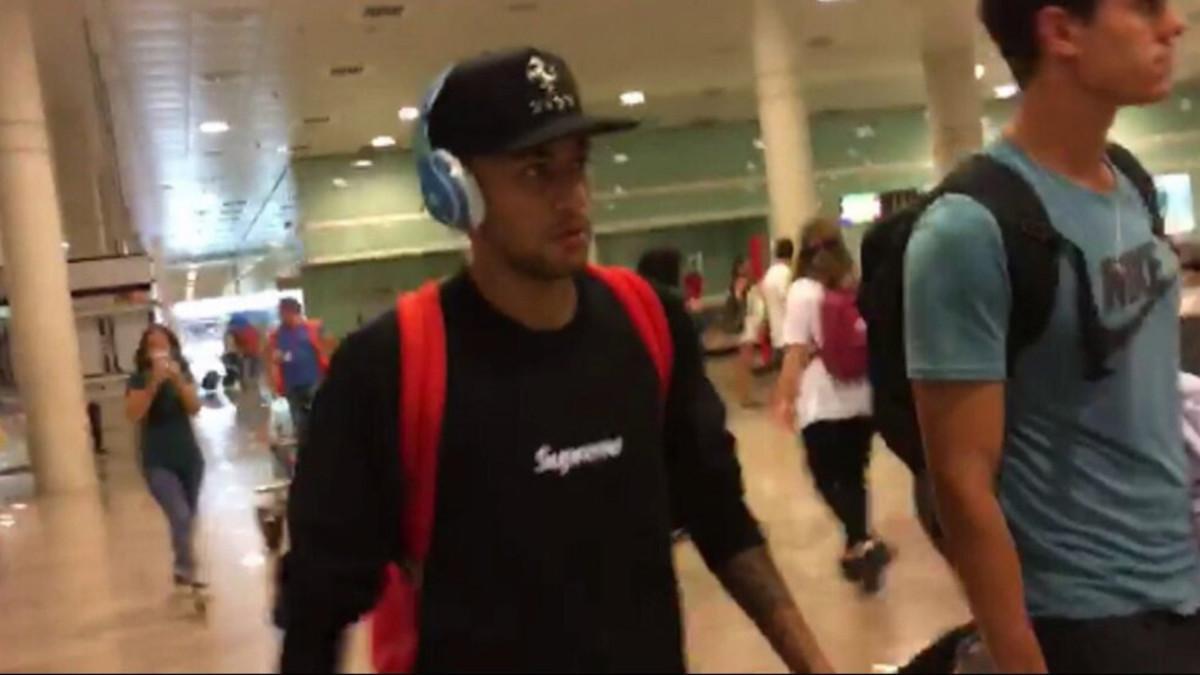 Neymar aterrizó en Barcelona manteniendo su ley del silencio