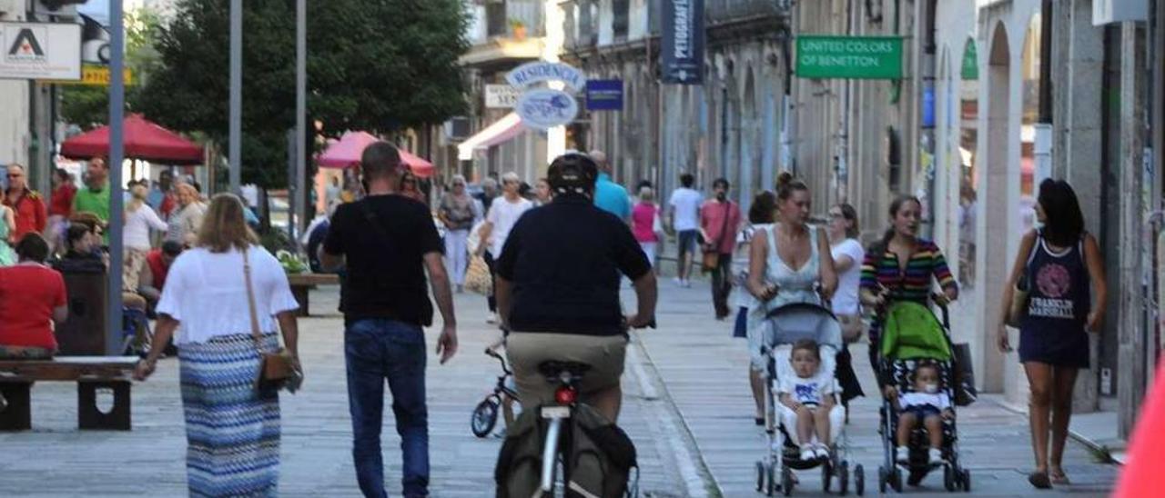 Gente paseando por una calle peatonal de Vilagarcía de Arousa. // Iñaki Abella