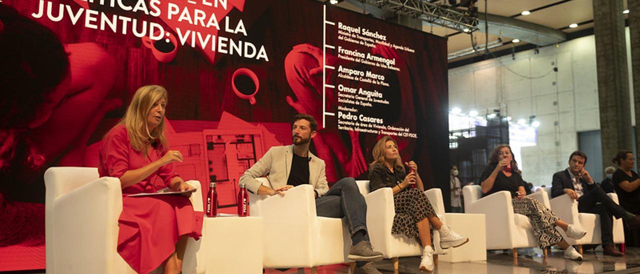 La alcaldesa de Castelló participó en un debate sobre vivienda y juventud.