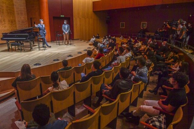 El pianista Lang Lang mantiene un encuentro con estudiantes de música en Gran Canaria