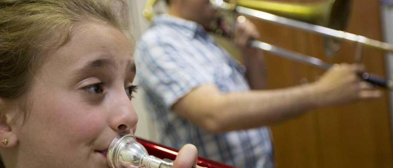 Carmen González Pumariega y su profesor Juan Antonio Fuego tocan la trompeta de varas en la Escuela de Música de Oviedo.