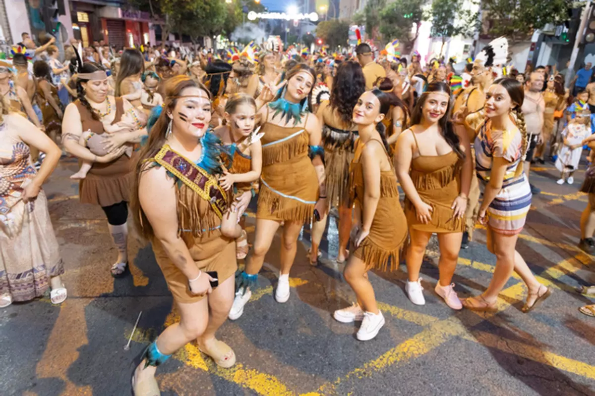 La Retreta de Altozano inunda las fiestas de humor y diversión