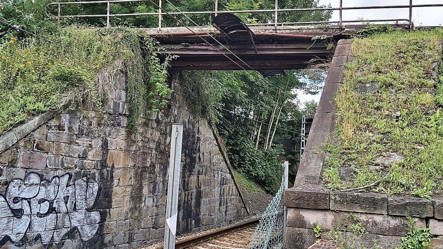 Hunosa instalará una nueva pasarela sobre la vía del tren en el Fondón para la red de geotermia