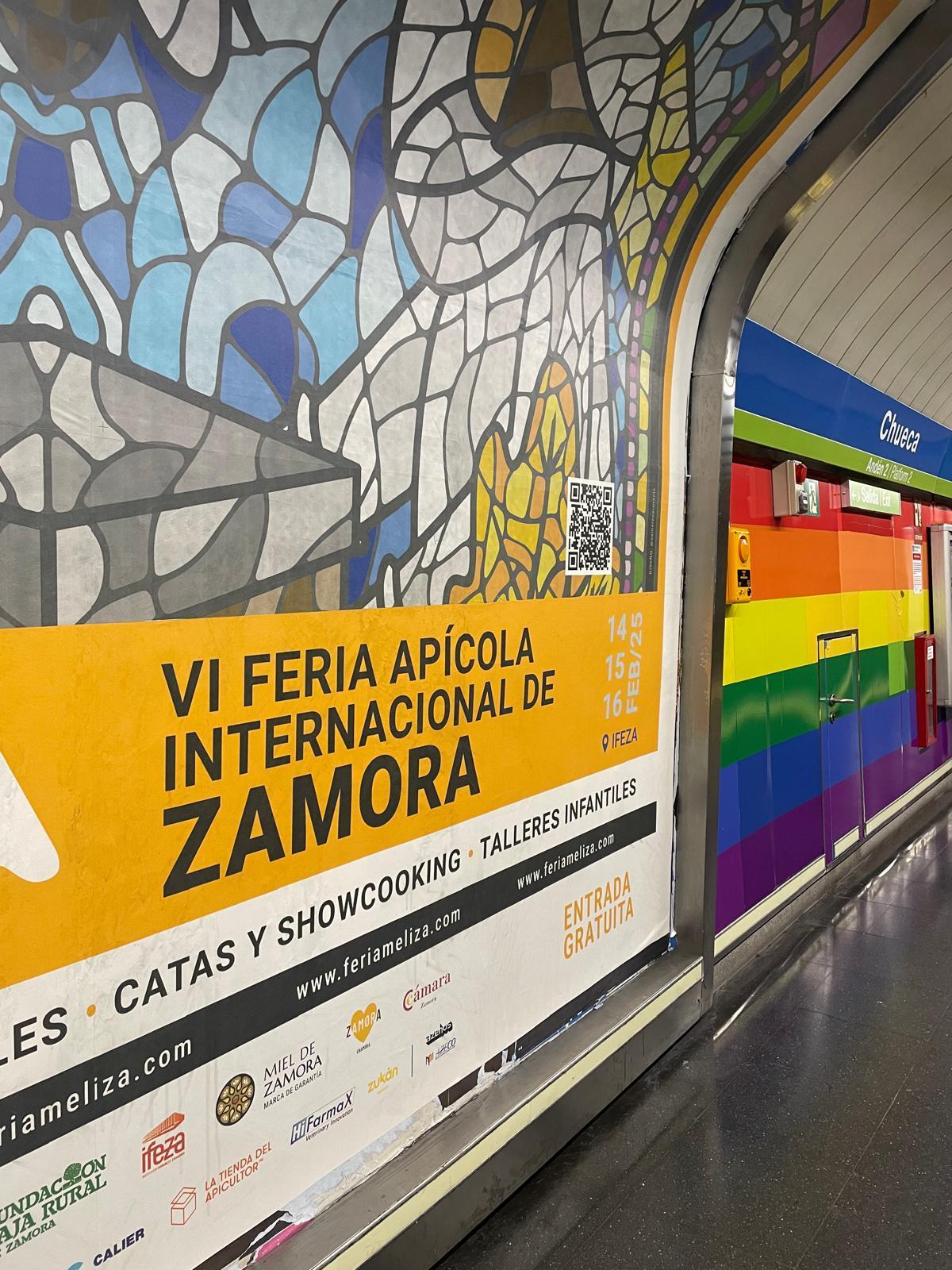 Cartel anunciando la feria zamorana en una estación de metro de Madrid.