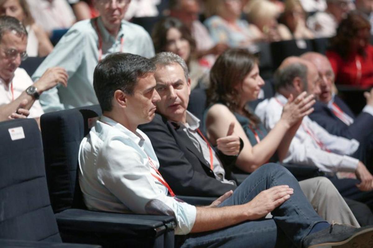 Pedro Sánchez, reelegido secretario general en primarias, durante el 39º Congreso Federal del PSOE, charlando con el expresidente José Luis Rodríguez Zapatero. Unas butacas al lado, los exlíderes Alfredo Pérez Rubalcaba y Joaquín Almunia, el 17 de junio de 2017 en el Palacio Municipal de Congresos de Madrid.