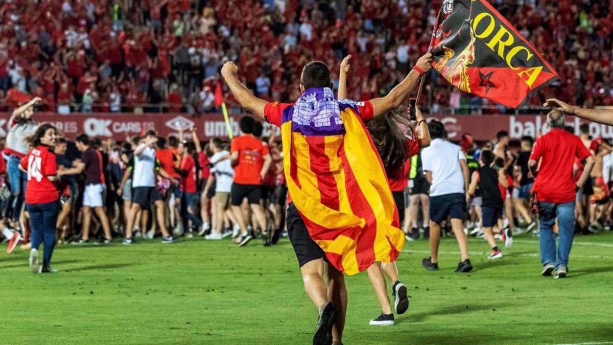 La afición del Mallorca saltó al césped de Son Moix para celebrar el ascenso.