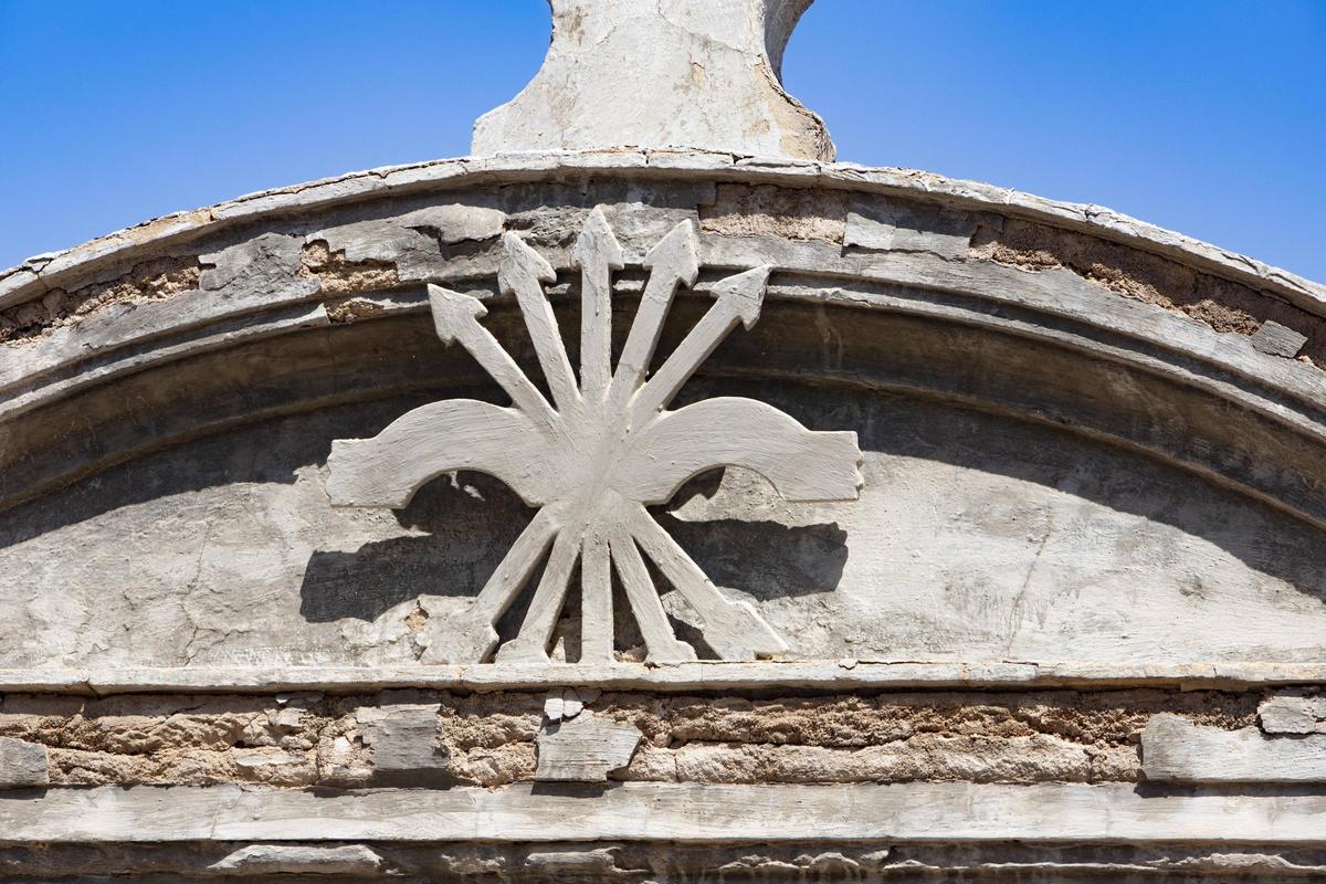 El símbolo de la Falange corona el mausoleo, junto con una gran cruz.