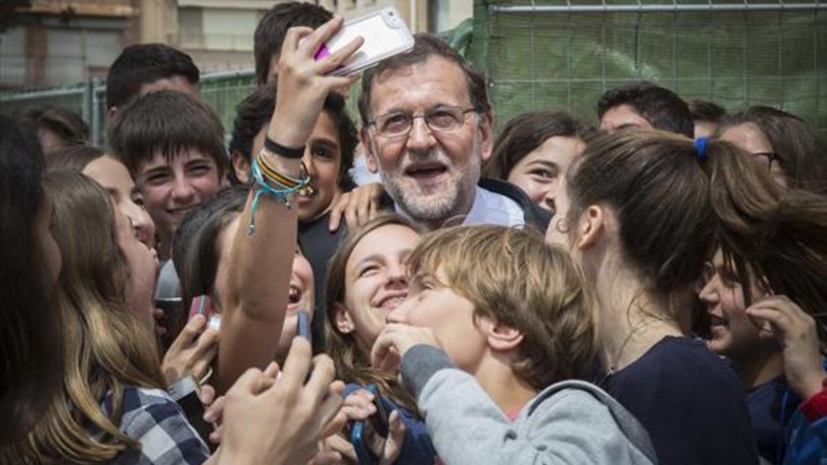 Mariano Rajoy, rodeado de escolares, ayer en Alicante.